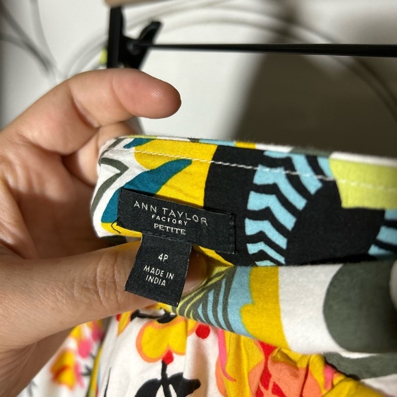 Ann Taylor Factory White with Bright Floral Mid Length Skirt Size 4P - Picture 4 of 6